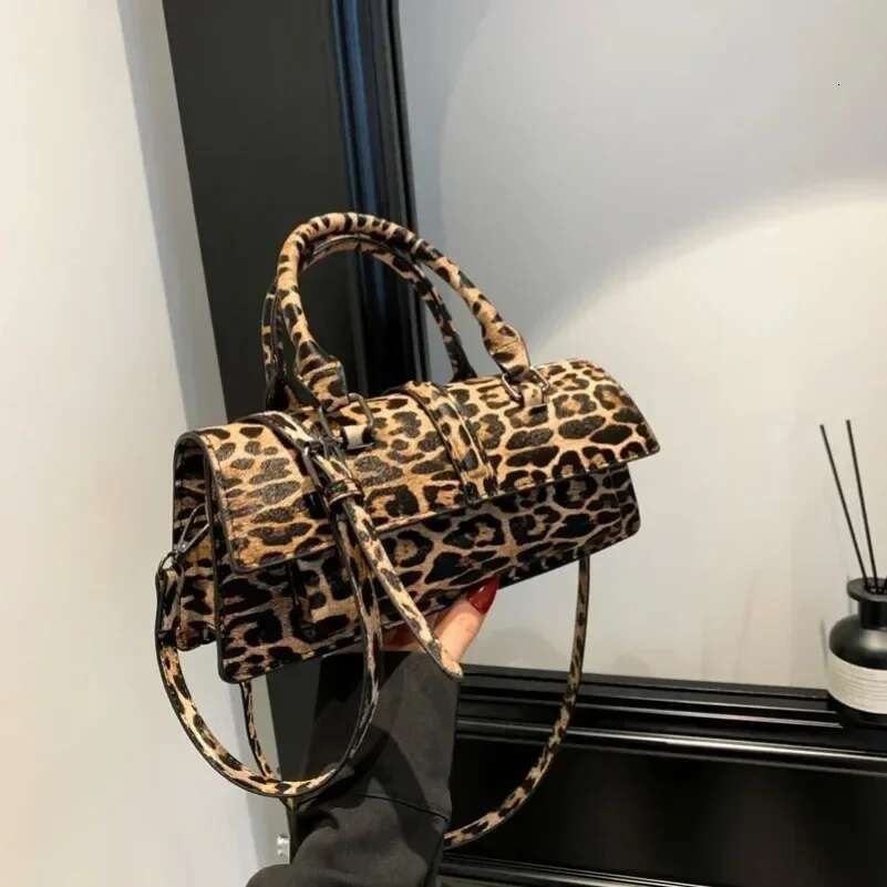 2025 New Wilderness Style Leopard Pattern Shoulder Bag For Women Designer Handbag Fashion Multi Functional Commuter Crossbody Bag Wallet