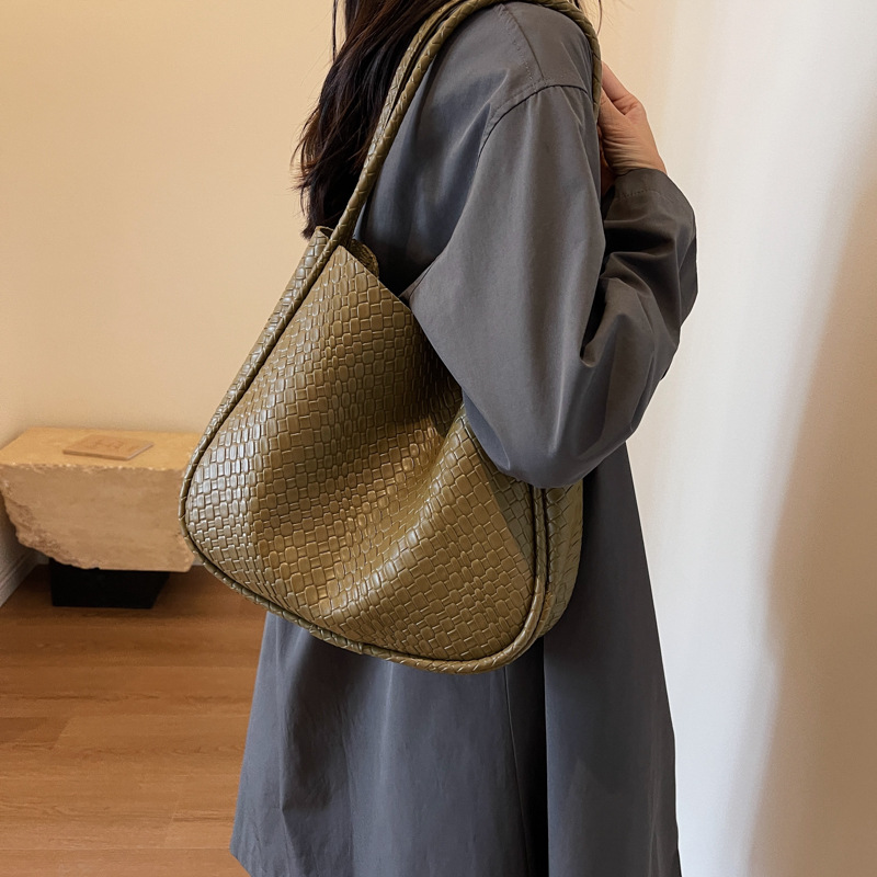 Versatile Large-Capacity Retro Casual Tote Bag for Daily Carry