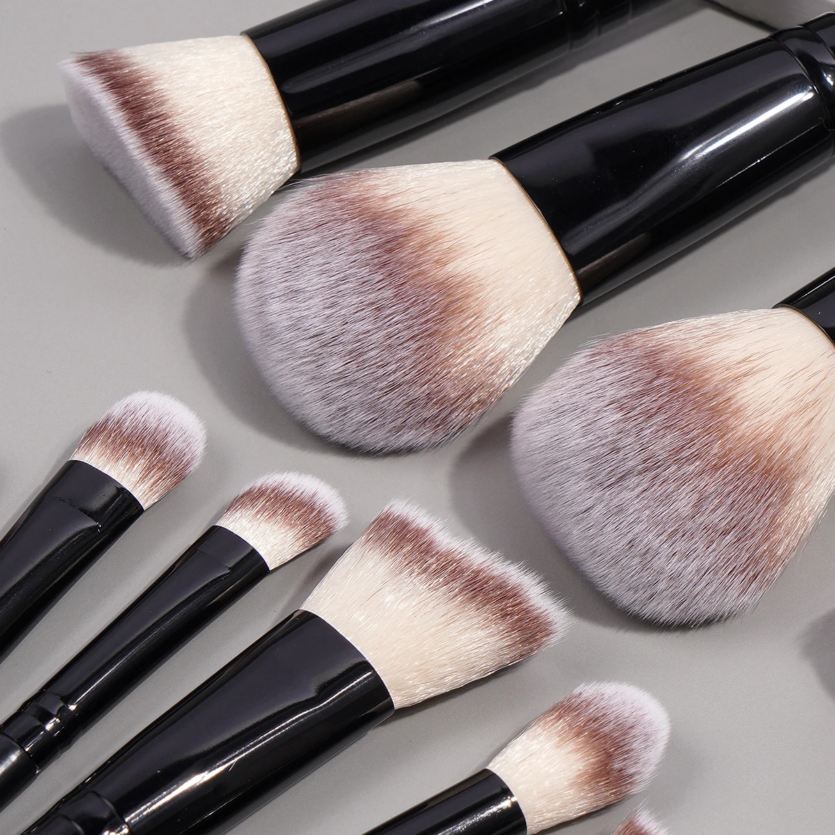 MAANGE Professional Makeup Brush Set 18PCS Premium Synthetic Foundation Powder Concealers Eyeshadows Makeup Brushes with Bag 250224