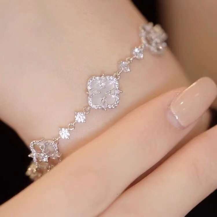 Four petal Zircon wer Bracelet with Light and High Quality, Adjustable Temperament, New Handicraft for Women