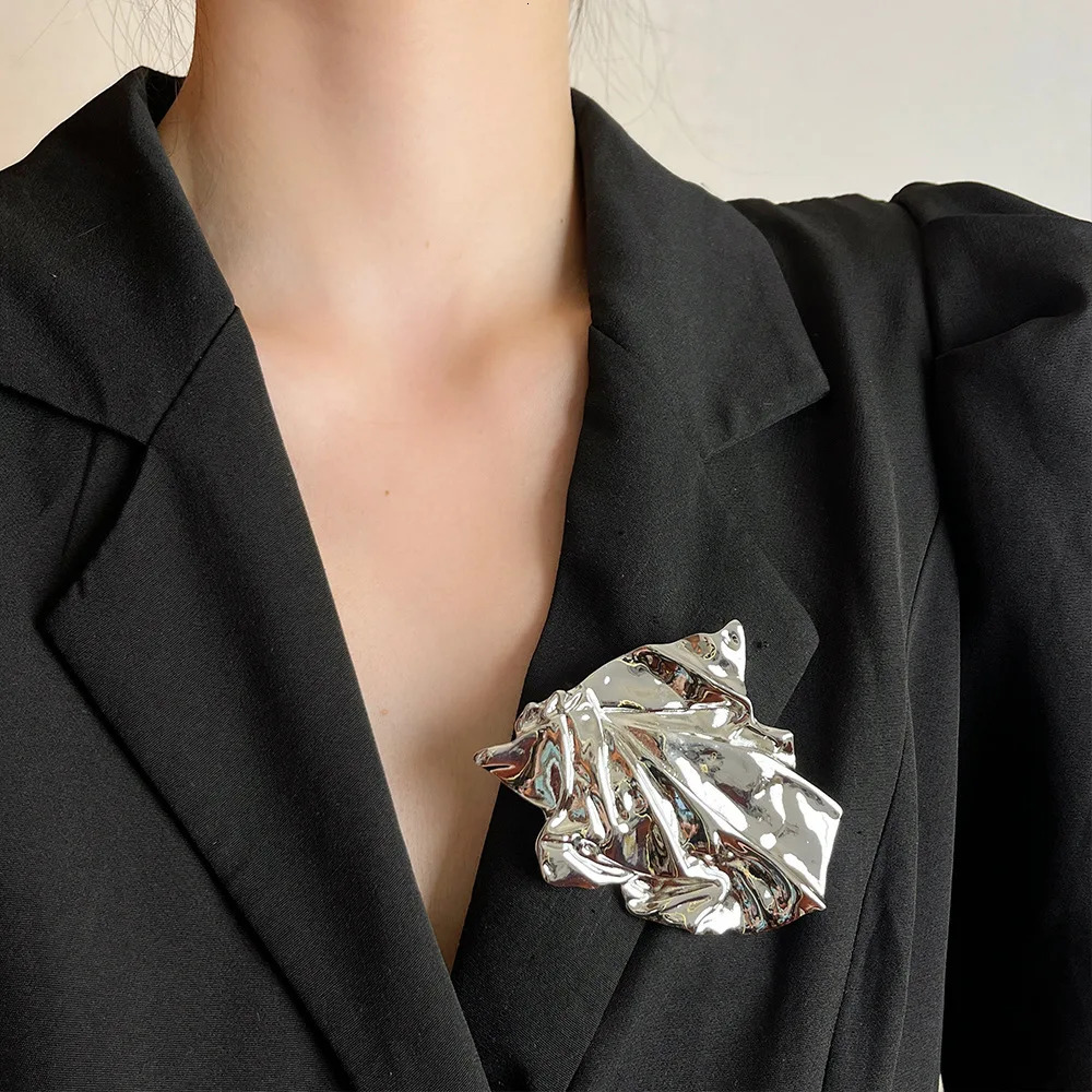 Metal Irregular Pleated Textured Broochs for Women Unique Creative Exquisite Fashion Suit Pins Party Jewelry Accessories 250225