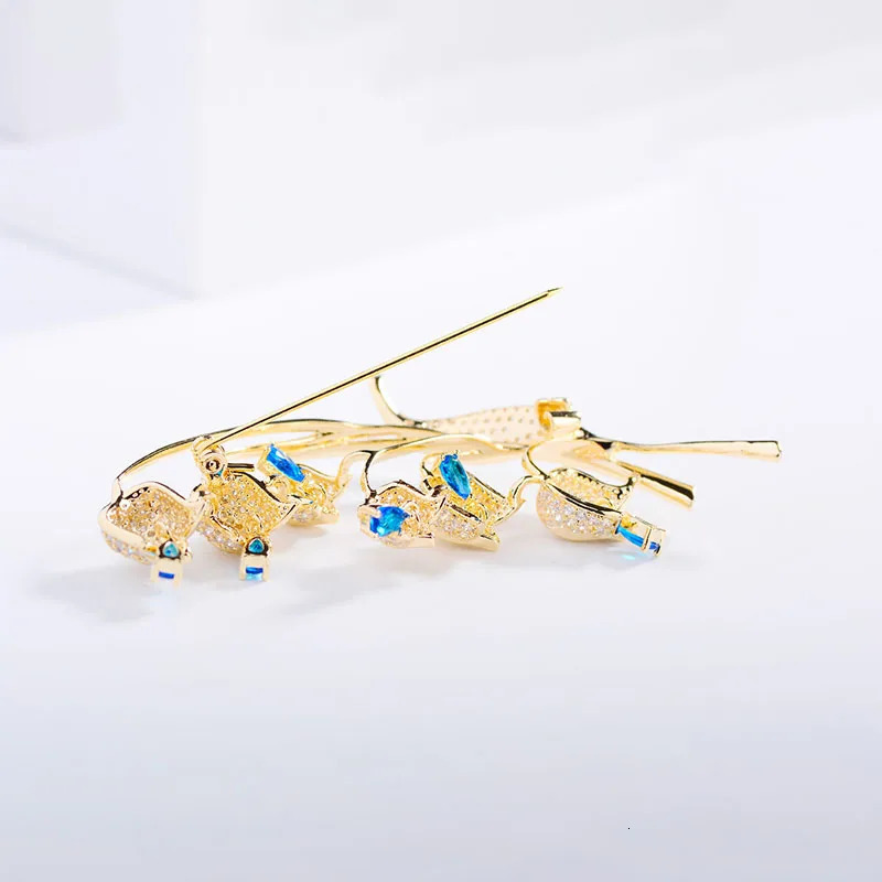 Autumn Korean Elegant and Fashionable Clock Orchid brooch Creative Personalized Flower Clothing Pin Accessories for Women 250225