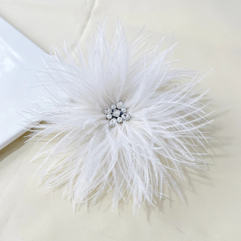 2024 Fashion Vintage Party Dress Big Brooch Hair Decoration Rhinestone Natural Feather Ostrich Hair Christmas Brooch Accessorie 250225