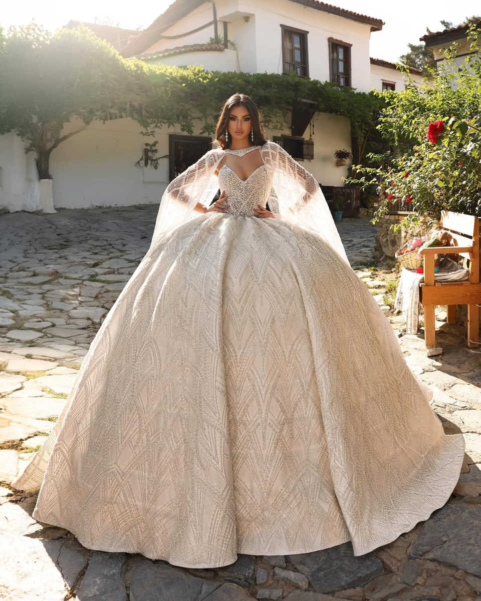 Luxury Strapless Dubai Wedding Dress Ball Gown Sexy V Neck Sleeveless Beading Lace Saudi Arabic Pearls Bridal Gown Vestidos With Wraps