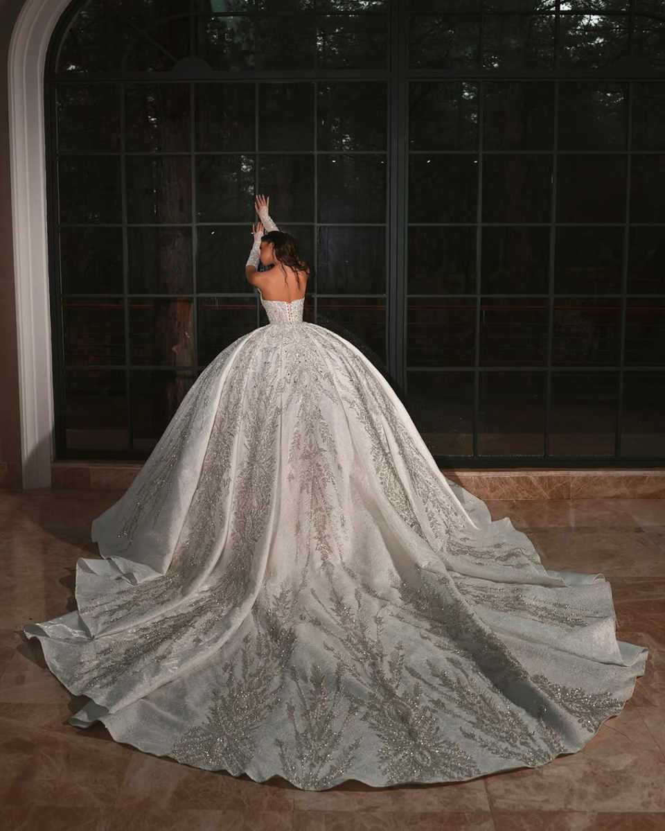 Exquisite Ball Gown Wedding Dresses Strapless Lace Crystal Appliques Beaded Sweep Floor Court Gown Customized Bridal Gowns Special Occasion Vestidos D