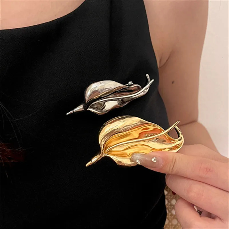 XIALUOKE Vintage Metal Iris Leaves Flower Brooch For Women Unique Delicate Suit Corsage Pins Fashion Accessory Party Jewelry 250225