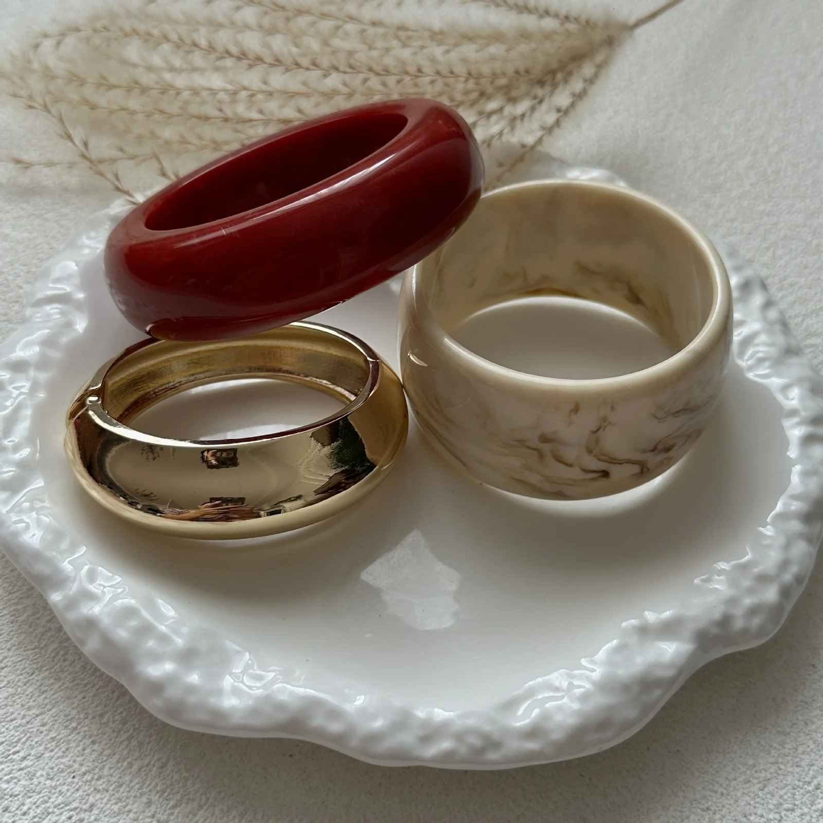 Boho Red Beige Acrylic Resin Chunky Bangles for Women on Hand Goth Geometric Charm Wide Hip Hop Metal Cuff Bangles Men Jewelry 250225