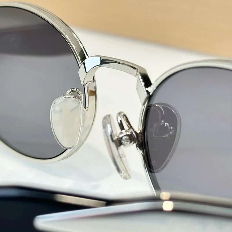 Women's Light Oval Gold Sunglasses 2025 Trendy Classical High Street Top Quality Alloy Solar Glasses for Female