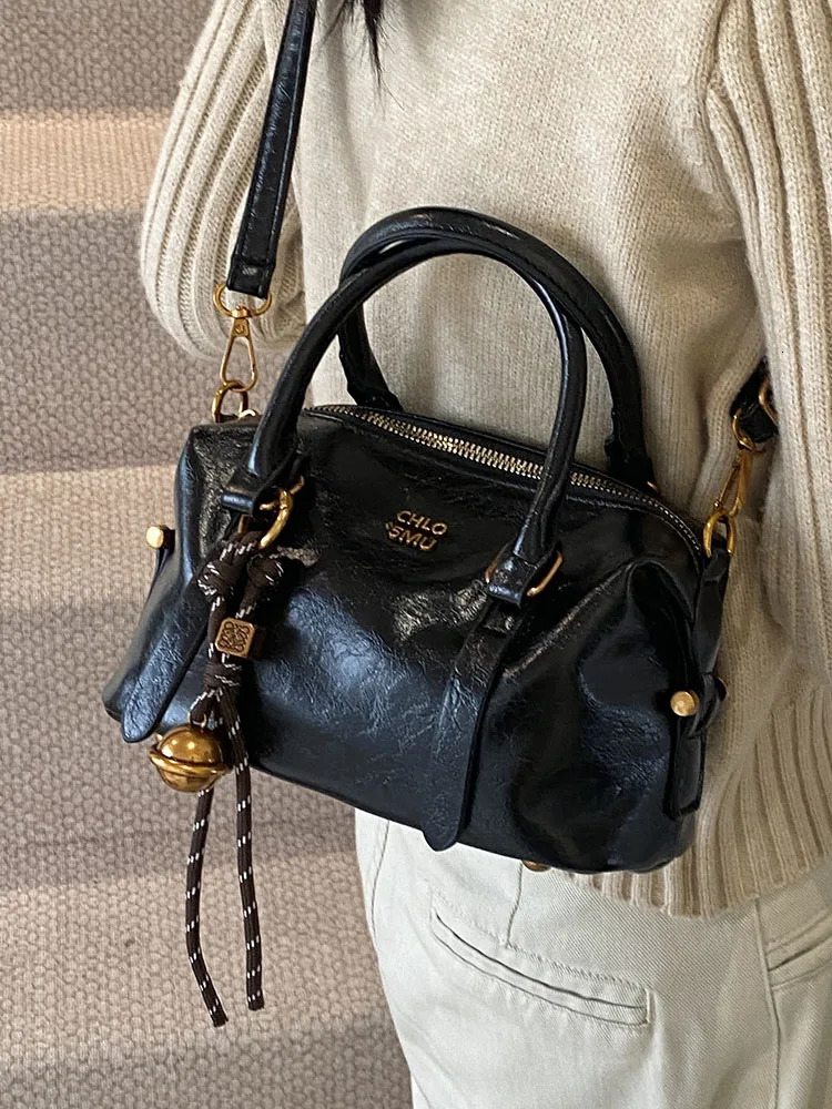 Free Shipping High-end Designer Handbags Womens 2025 New Winter Popular All-match Retro Texture One-shoulder Messenger Bag Trend 250225