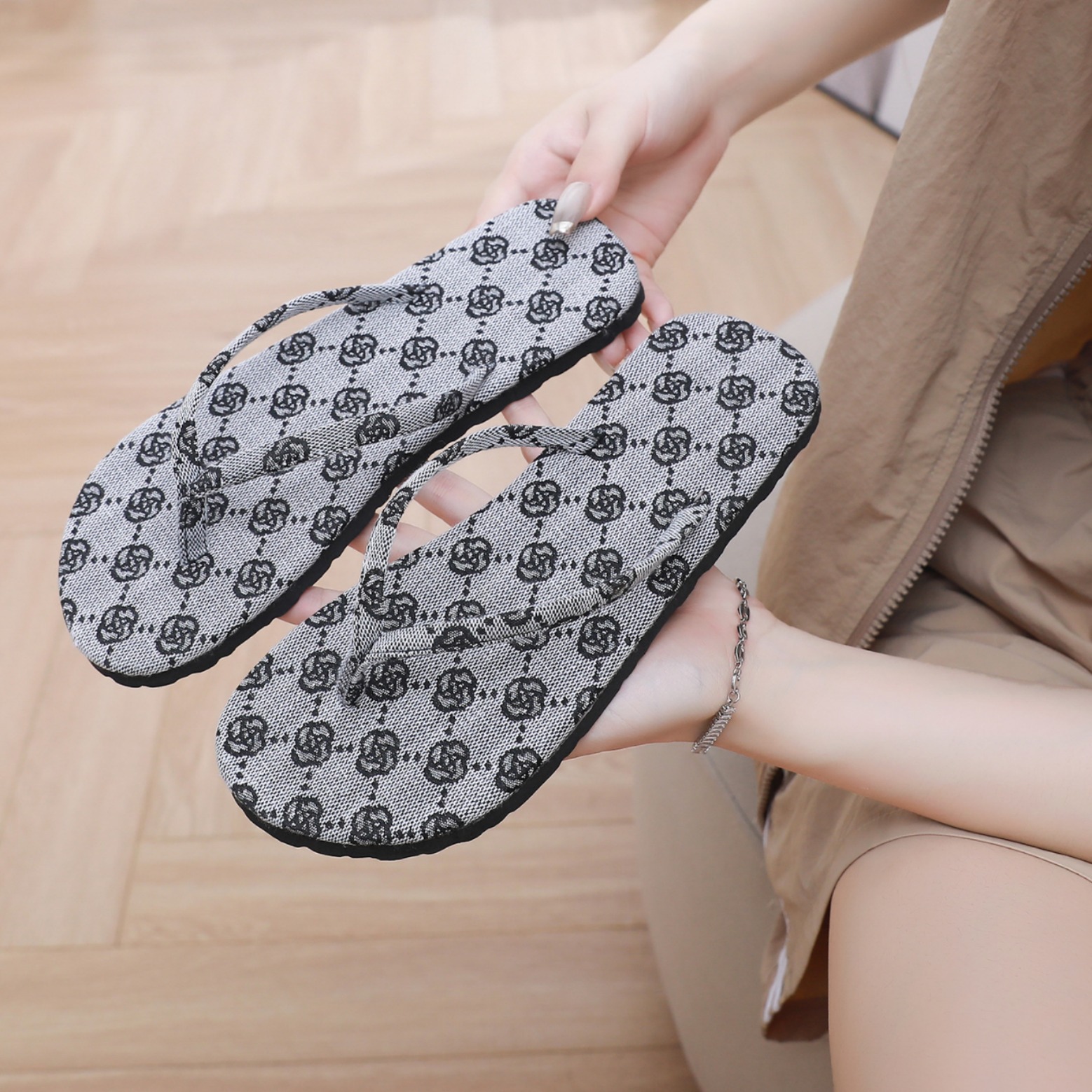 free shipping new Slippers designer sandals for womens flat flip flops ladies sliders shoes casual Slipper woman outdoor shoes