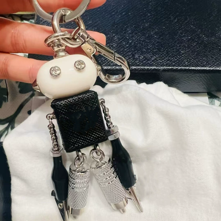 Robot keychain designer bag keychain Personalized metal robot pendant handbag charm for women men Accessories keychain gift