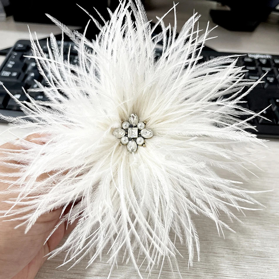 2024 Fashion Vintage Party Dress Big Brooch Hair Decoration Rhinestone Natural Feather Ostrich Hair Christmas Brooch Accessorie 250225