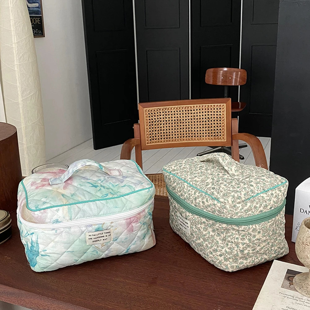 Quilted Makeup Pouch Cotton Travel Portable Toiletry Organizer Floral Prints Multi Functional Ladies Girls Purse for Travel Home 250221