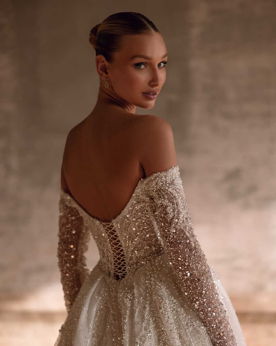 Graceful A Line Wedding Dresses Strapless Long Sleeves Beads Bling Sequins Appliques Lace Bridal Gowns Lace Up Special Occasion Sweep Train Vestido de