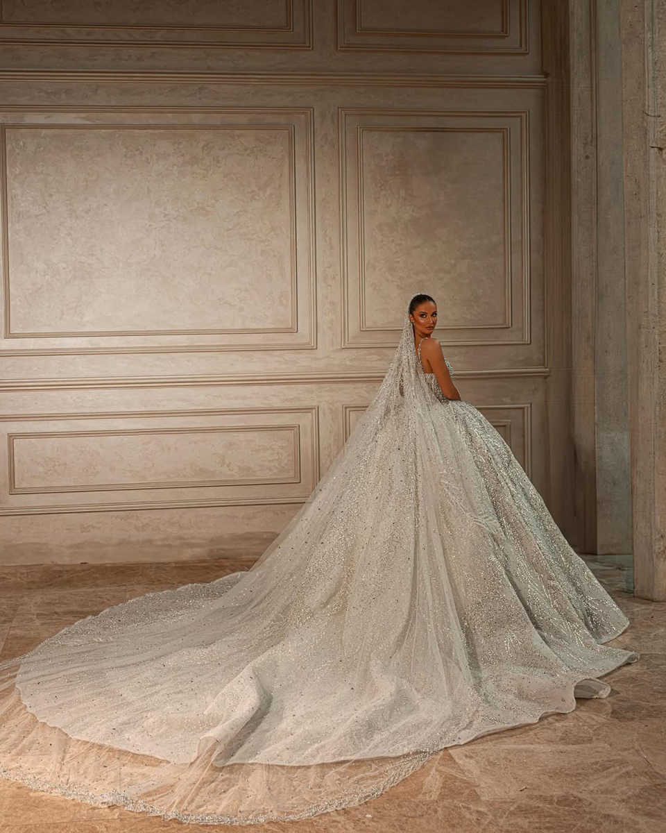 2025 New Designer Wedding Dresses Ball Gown Spaghetti Strap Lace Crystal Appliques Beads Sequins Floor-Length Court Gown Customized Bridal Gowns Vesti