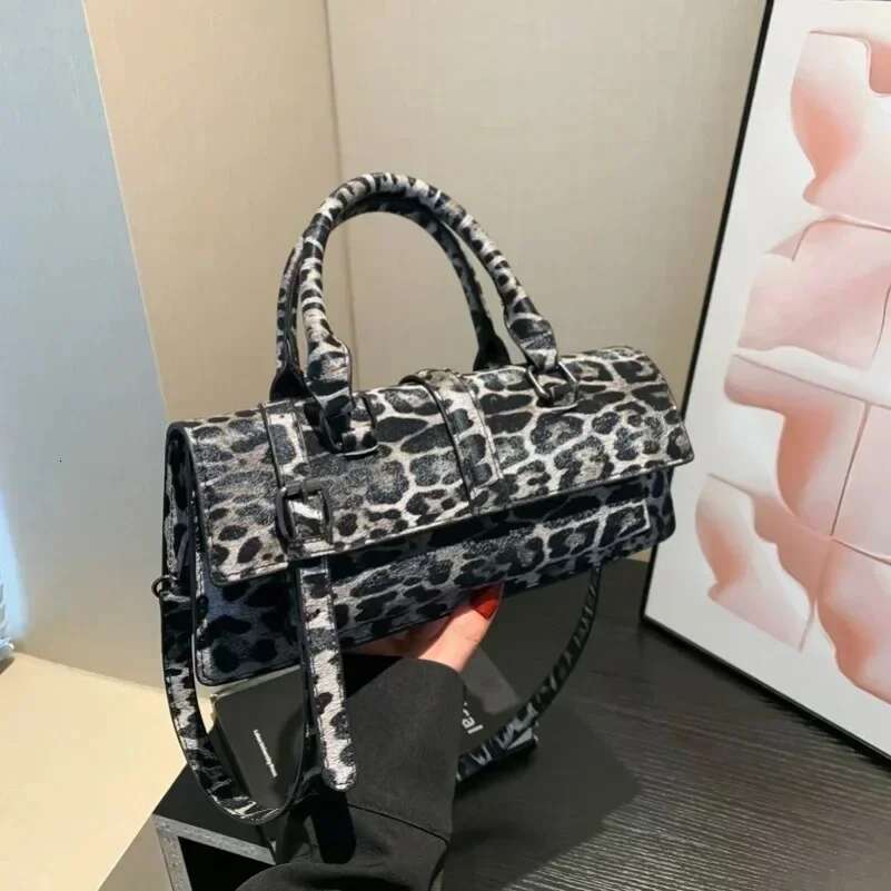 2025 New Wilderness Style Leopard Pattern Shoulder Bag For Women Designer Handbag Fashion Multi Functional Commuter Crossbody Bag Wallet