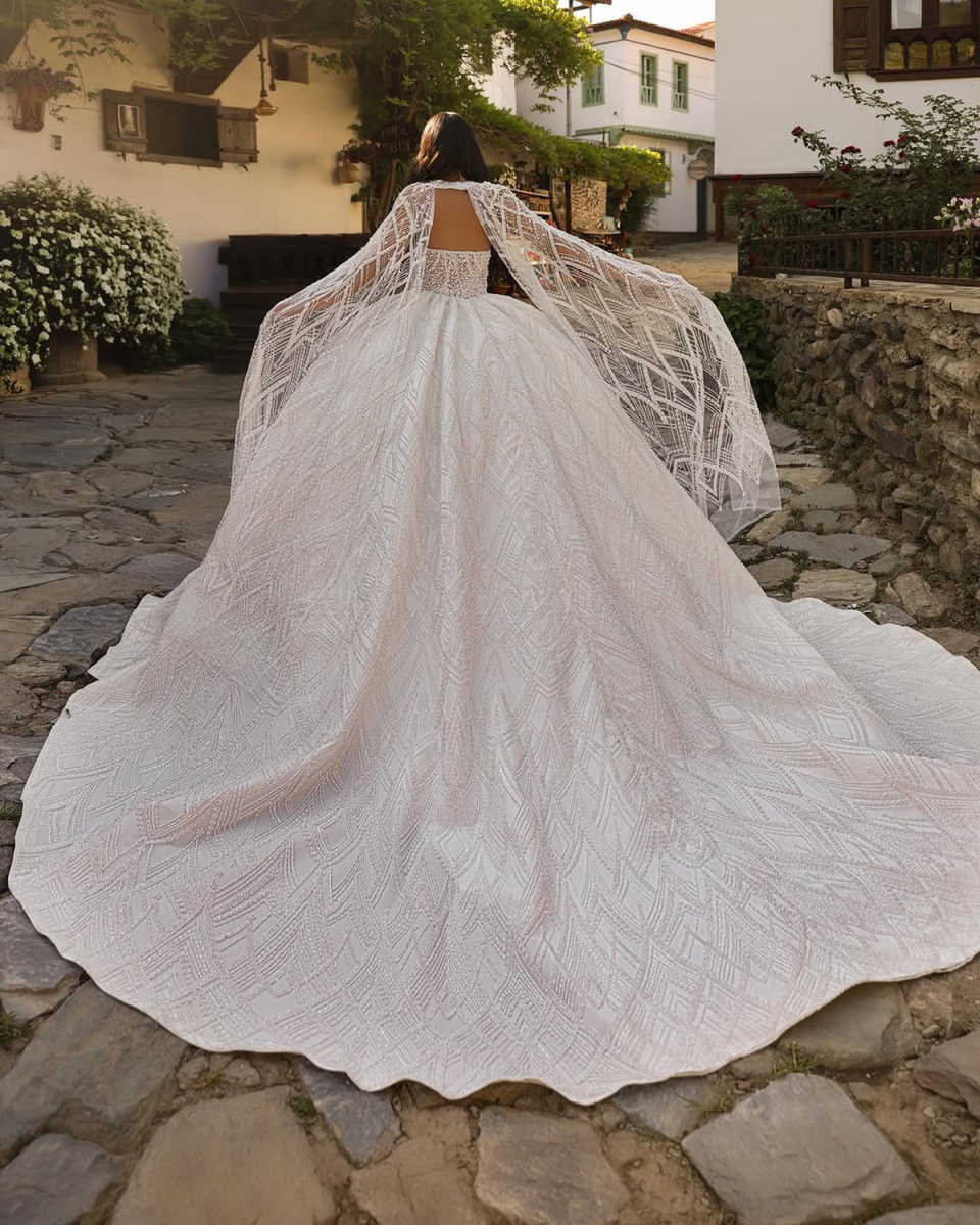 Luxury Strapless Dubai Wedding Dress Ball Gown Sexy V Neck Sleeveless Beading Lace Saudi Arabic Pearls Bridal Gown Vestidos With Wraps