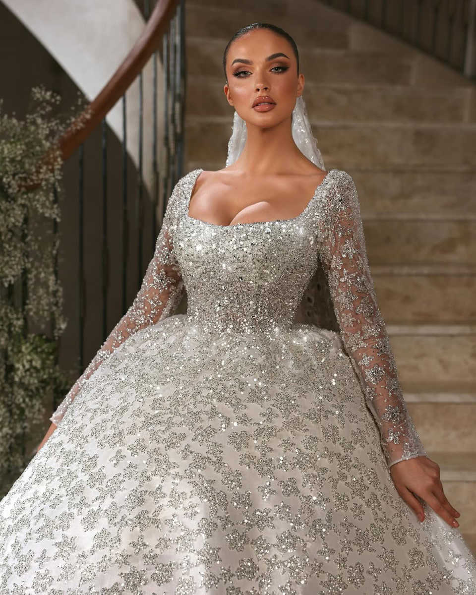 Graceful Ball Gown Wedding Dresses Square Neck Lace 3D Floral Appliques Beaded Sweep Floor Court Gown Customized Bridal Gowns Special Occasion Vestido