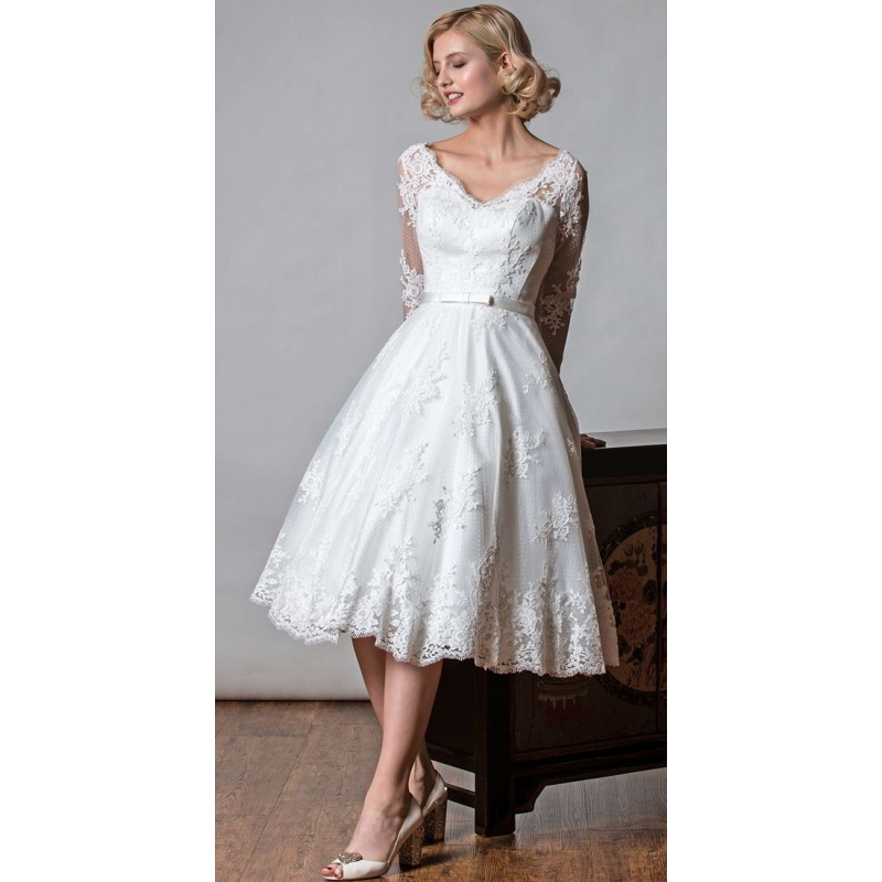 V-Neck Tea Length A-Line Wedding Dress Long Sleeves Lace Appliques Short Garden Wedding Gown
