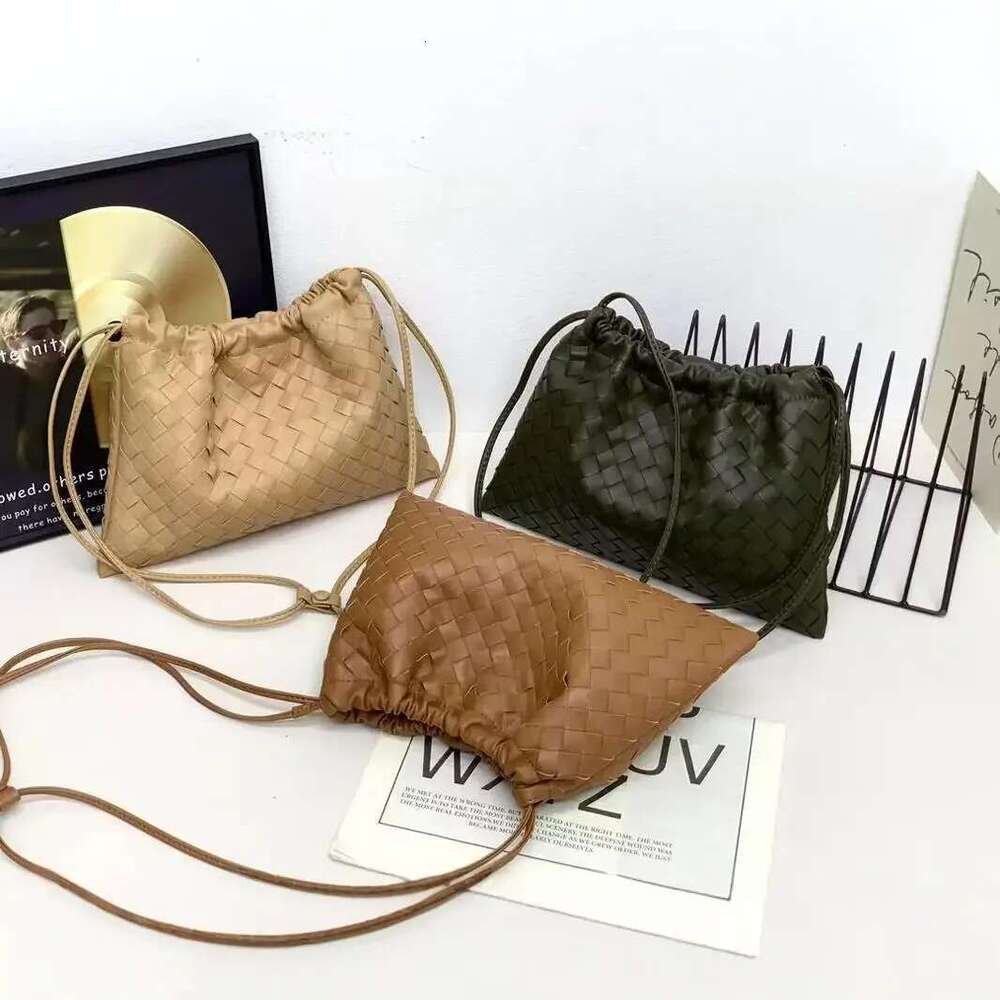 Women's Bags Large Capacity Casual Cloud Pattern Cow Leather Weaving Single Shoulder Diagonal Drawstring Garbage Bag Fashion Accessory