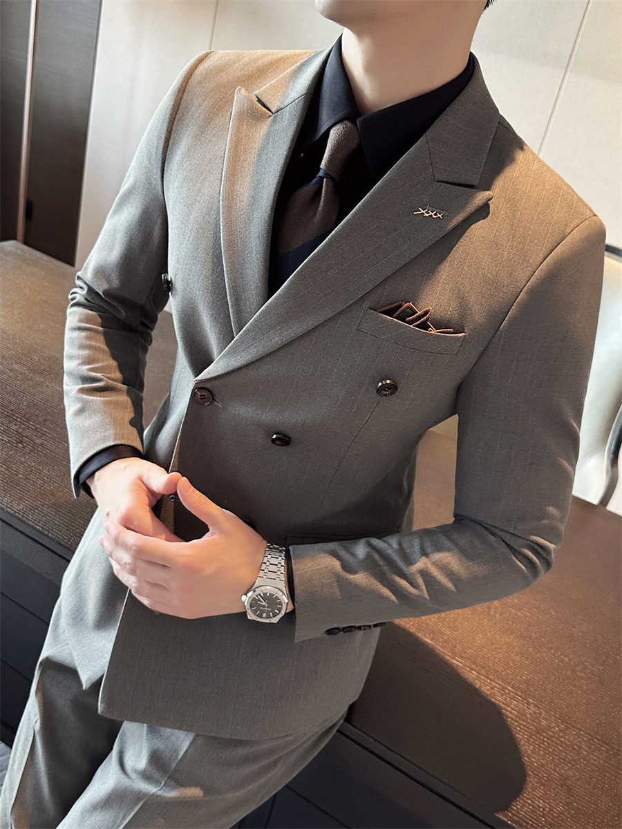 G226Premium Quality Men's Striped Suit - Sleek Design for Grooms and Celebrities