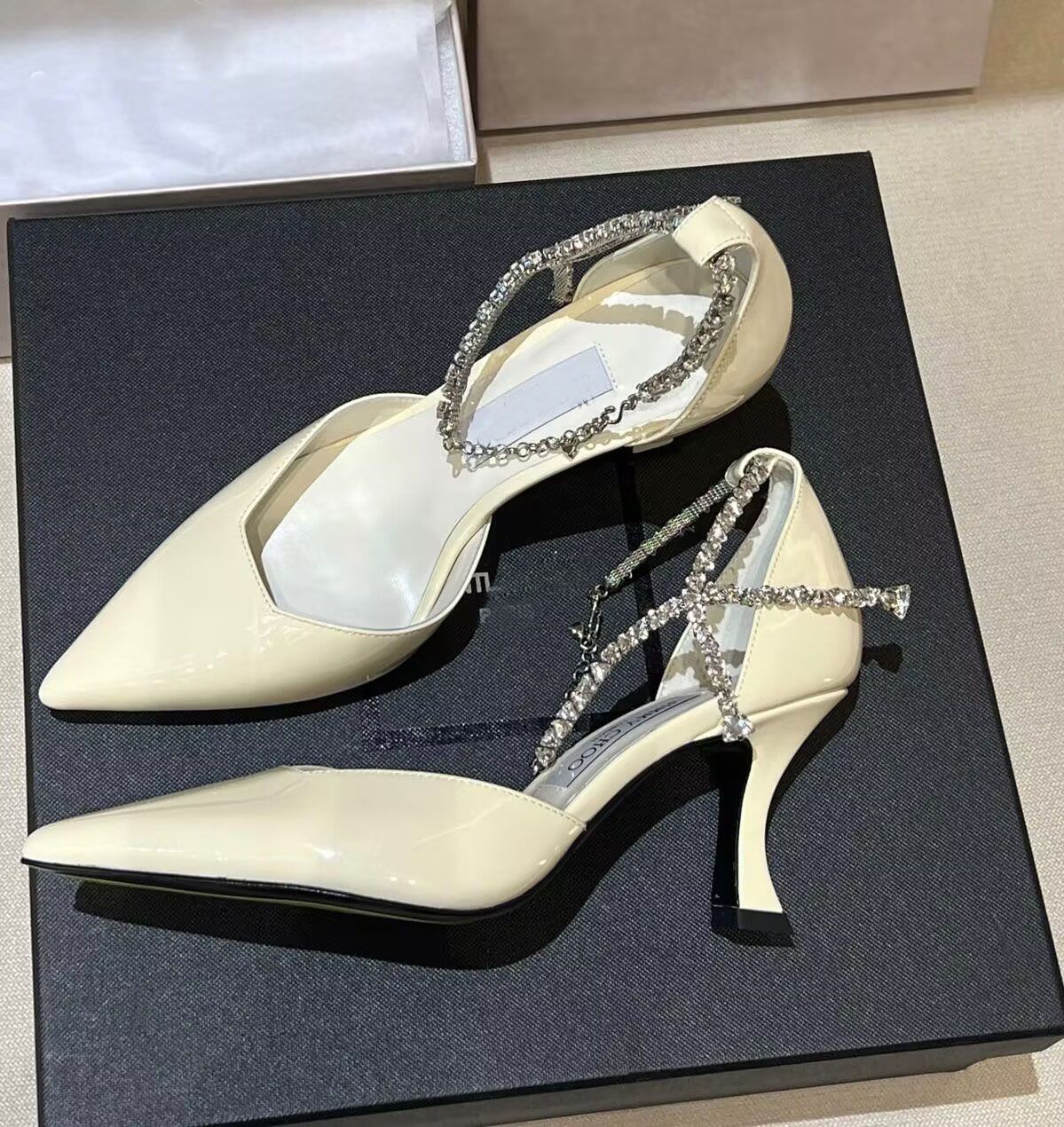 Top Luxury Femmes Stevie Patent en cuir Sandales Pumps Possibles Postordes Vamp Vamp Sculpted Crystal Crystal Anklet Gladiator Sandalias EU35-43