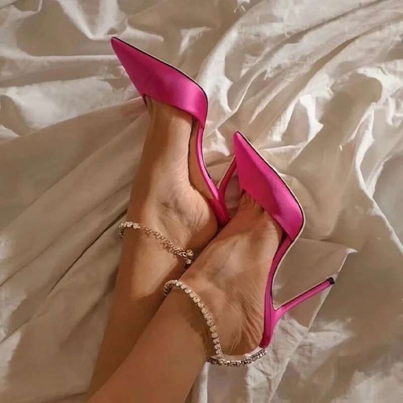 2024 New Satin Pumps Crystal Pendant One Word Rhie Chain High Heels Pointed Thin Heel Sexy Sandals Wedding Shoes