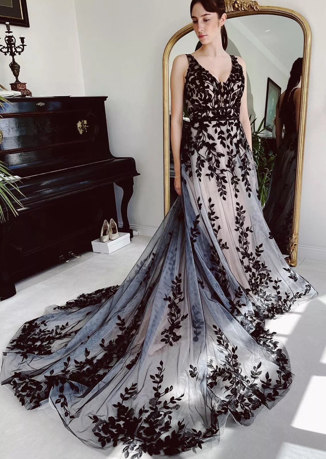 Vintage Black Boho Wedding Dresses Lace Appliques Straps V-Neck Open Back A-Line Long Beach Bridal Gown Champagne Lining Sleeveless Gothic Vestido De 