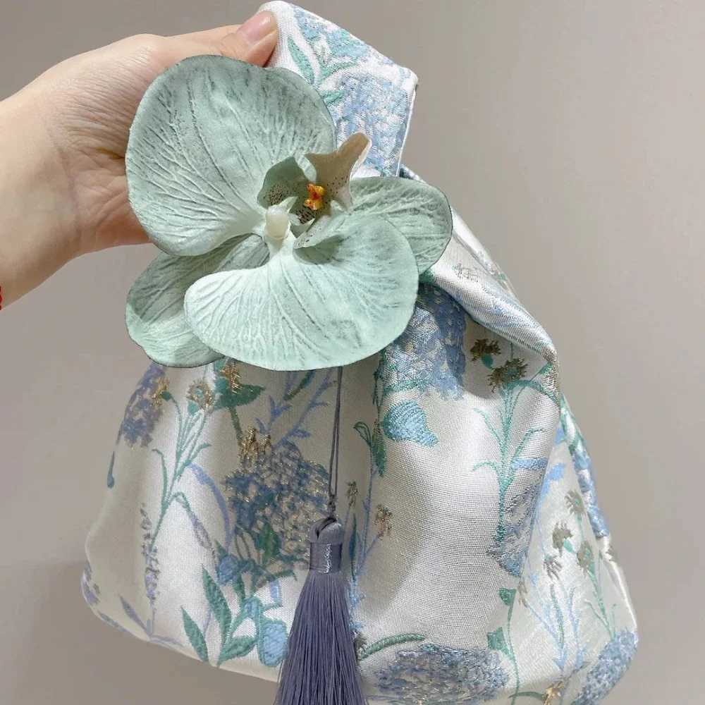 Flower Pendant Lunch Bag Cosmetic Bag New Chinese Style Handbag Tassel Knot Wrist Bag Small Item Pouch Chegsam AccessoriesXJ250227