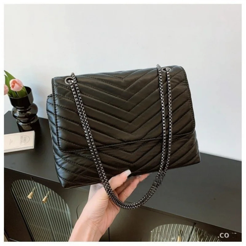 Ship from US Vintage High Quality Floral Trendy Lock Chain Womens Shoulder Crossbody Bag Underarm Crossborder 250227FBB