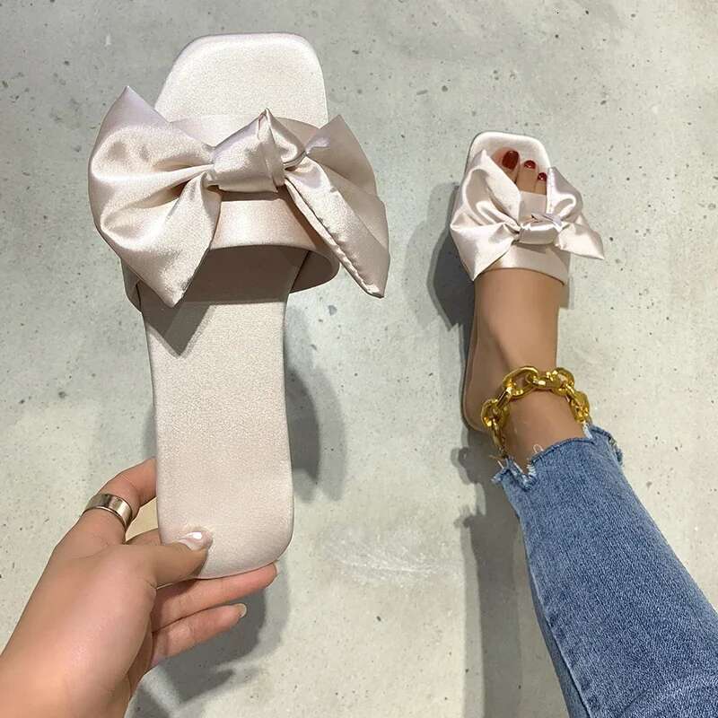 2025 New Red Summer Wedding Shoes Women's Designer Sandals Satin Soft Bottom Bridesmaid Slippers Solid Color Women's Flat Sandals Beach Slip