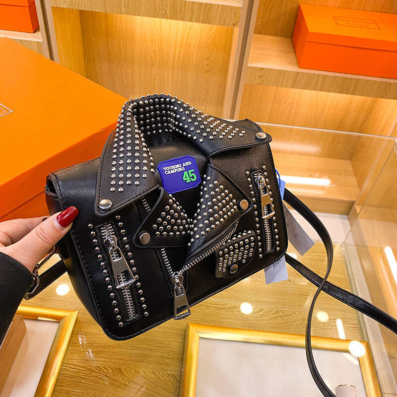 European and American retro motorcycle women's niche design western-style punk style rivet sle shoulder crossbody bag 2024 new casual versatile f