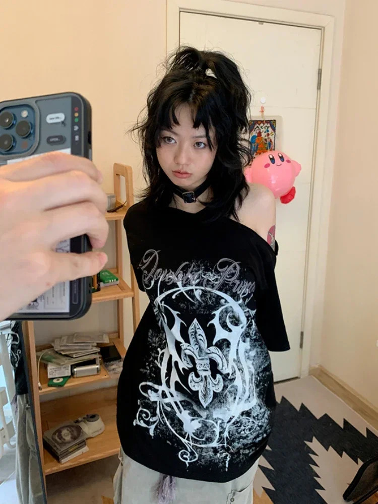 KOSAHIKI Off Shoulder TShirt Women Short Sleeve Street Hip Hop Goth Casual Harajuku Grunge Y2k Tops Vintage Printed Tees 250226