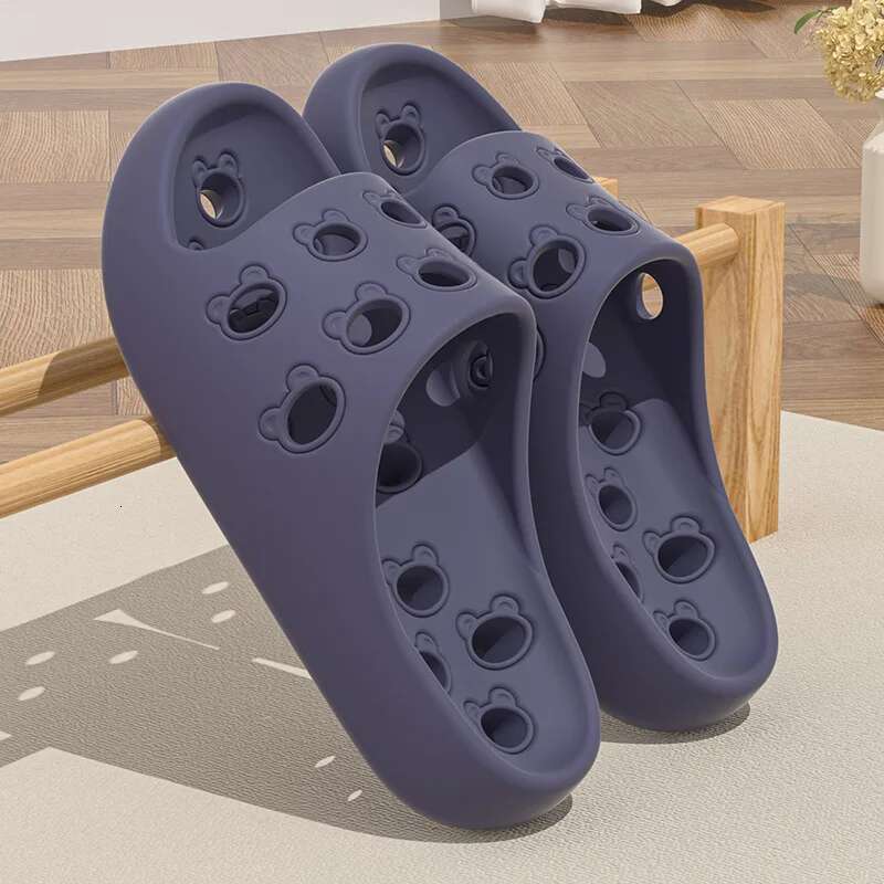 Summer Perforated Fashionable Beach Casual Soft Thick Sole Designer Sandals Neutral Indoor Home Shower Slippers Sandals Flat Bottom Slippers