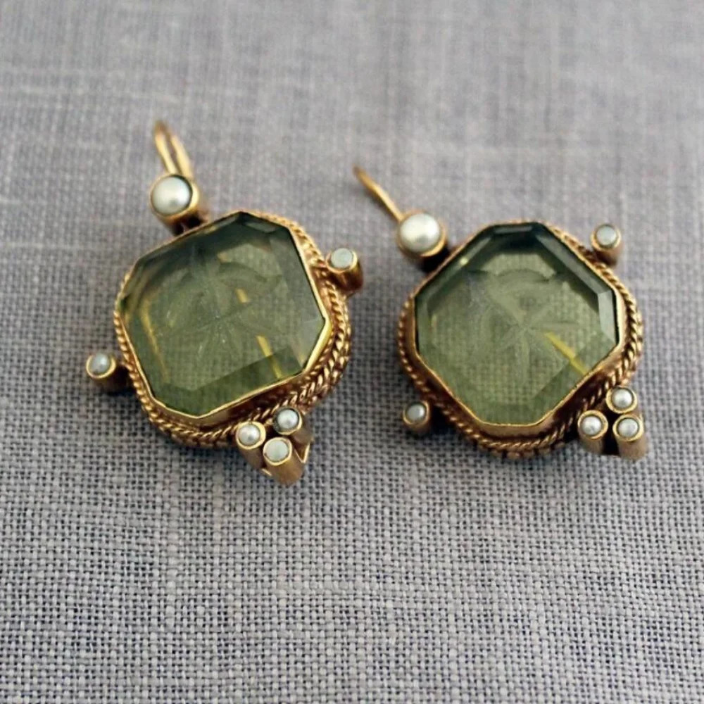 2024 Retro Trend Green Square Inlaid Pearl Pendant Earrings Suitable for Womens Party Birthday Fashion Customized Jewelry 250210