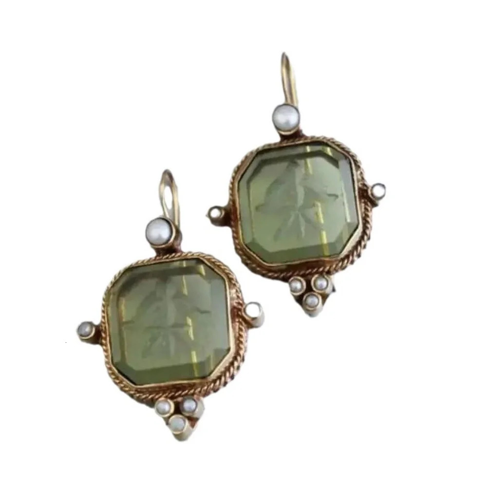 2024 Retro Trend Green Square Inlaid Pearl Pendant Earrings Suitable for Womens Party Birthday Fashion Customized Jewelry 250210