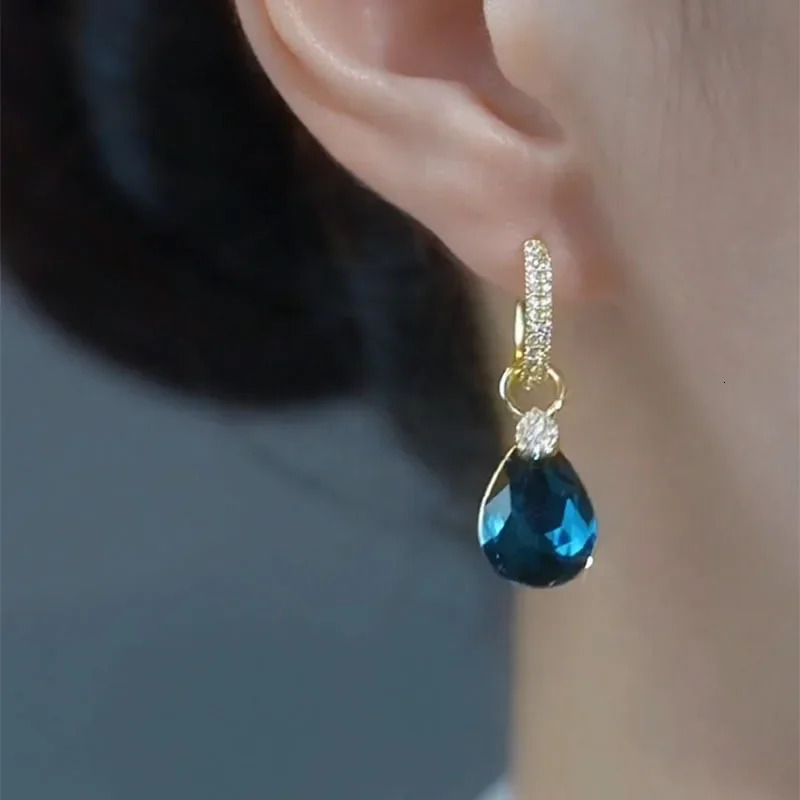 Exquisite Blue Dropshaped Crystal Pendant Earrings For Women Fashion Personalized Daily Accessories Party Jewelry Birthday Gift 250210
