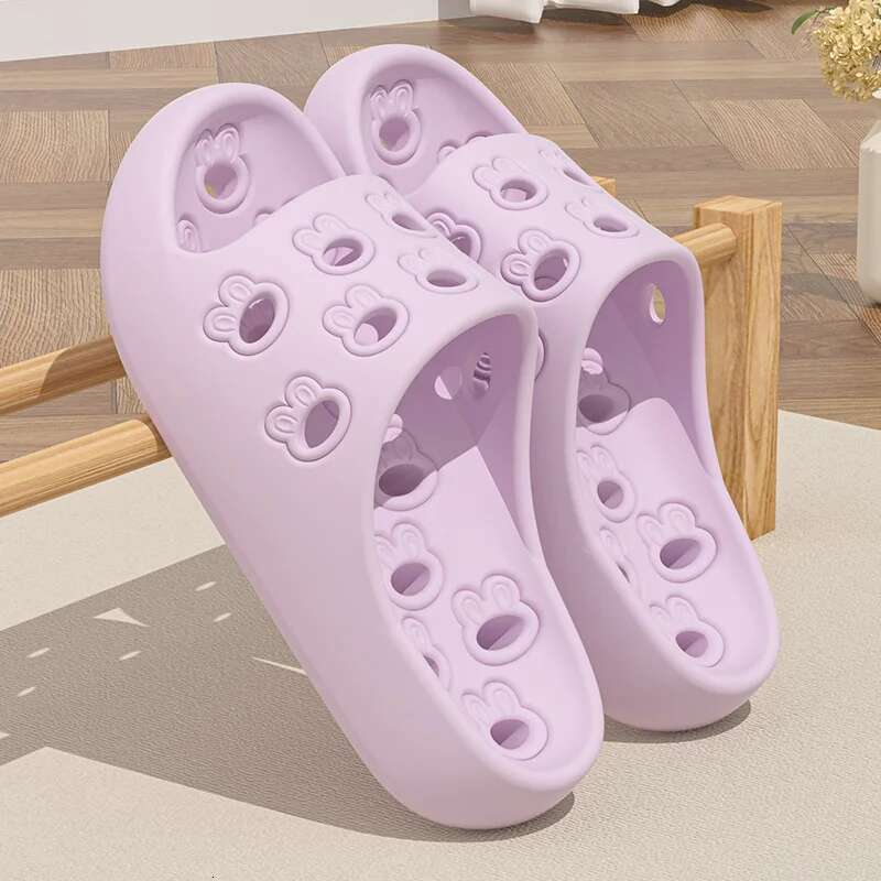 Summer Perforated Fashionable Beach Casual Soft Thick Sole Designer Sandals Neutral Indoor Home Shower Slippers Sandals Flat Bottom Slippers