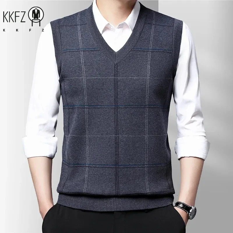 2024 autumn and winter mens printed Vneck knitted vest casual fashion warm sweater version top 250225