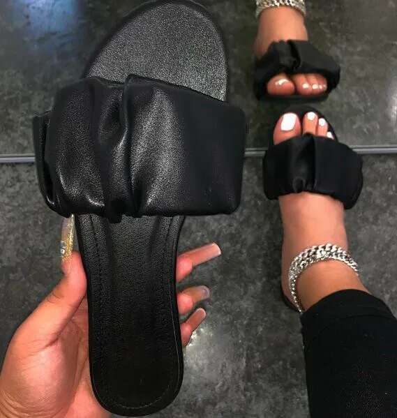 2025 New Durable Designer Sandals For Casual Home Decor Folding Outdoor Versatile Fashion Wild Beach Non Slip Sandals Women's Flat Slippers