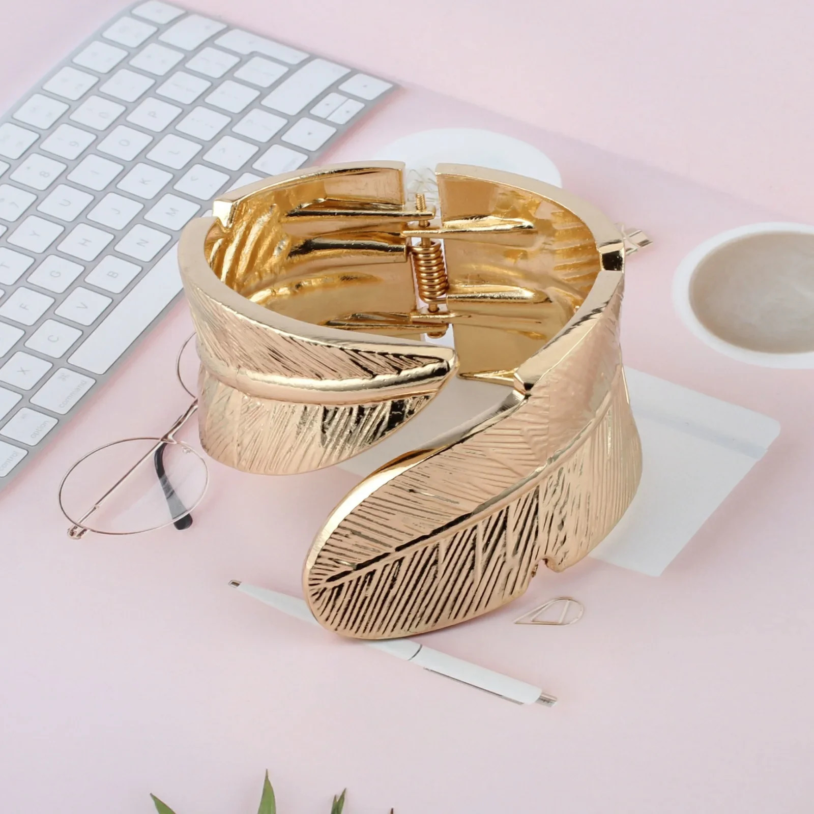 Gold Color Arm Cuff Thick Leaf Bracelet for Women Big Thick Chunky Statement Alloy Metal Big Wide Wrist Non Tarnish Bangle 250227