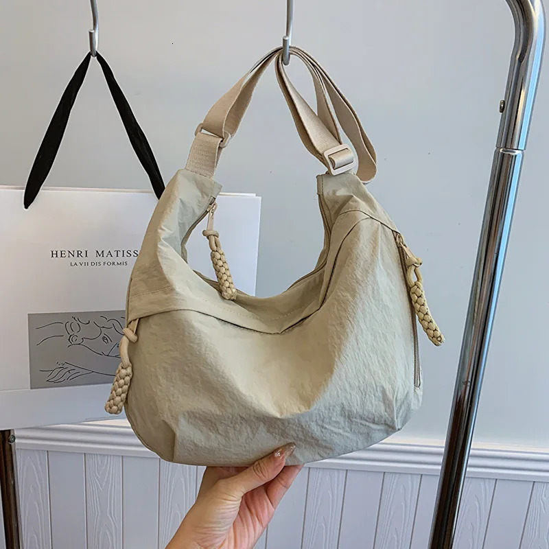 Fashionable and minimalist Korean version dumpling bag this year highquality shoulder large capacity tote cr 250221