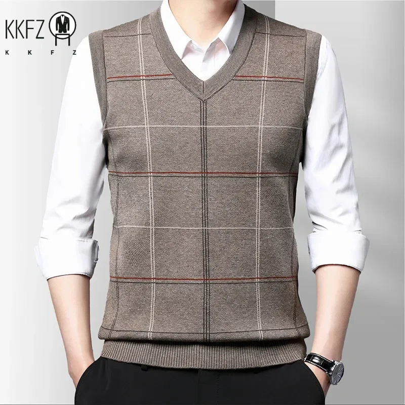 2024 autumn and winter mens printed Vneck knitted vest casual fashion warm sweater version top 250225