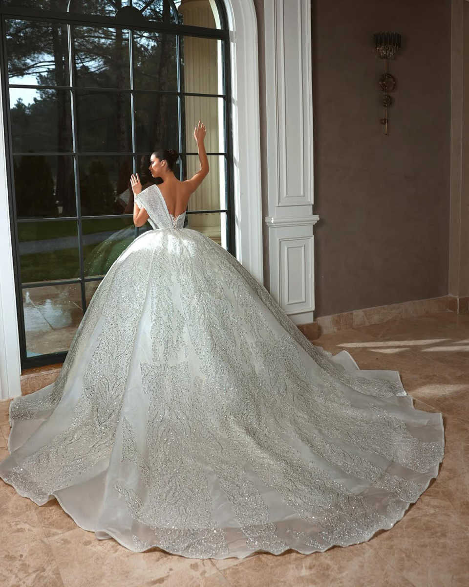 Exquisite Ball Gown Wedding Dress Beaded Sequins One Shoulder Bride Gowns Big Sweep Train Bridal Dresses Customized