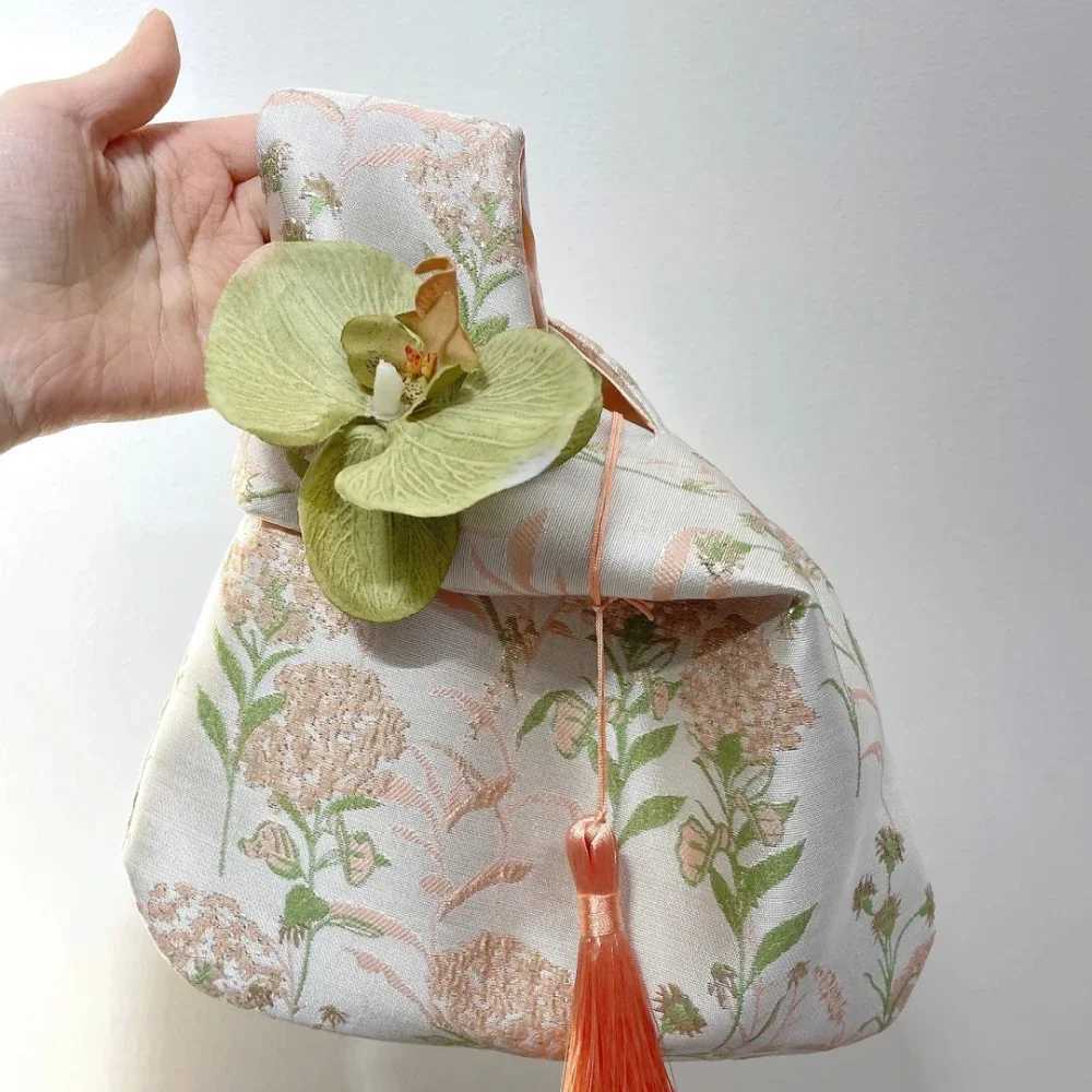 Flower Pendant Lunch Bag Cosmetic Bag New Chinese Style Handbag Tassel Knot Wrist Bag Small Item Pouch Chegsam AccessoriesXJ250227