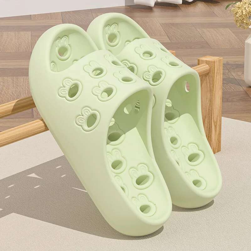 Summer Perforated Fashionable Beach Casual Soft Thick Sole Designer Sandals Neutral Indoor Home Shower Slippers Sandals Flat Bottom Slippers