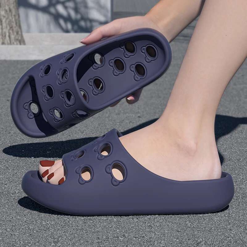 Summer Perforated Fashionable Beach Casual Soft Thick Sole Designer Sandals Neutral Indoor Home Shower Slippers Sandals Flat Bottom Slippers