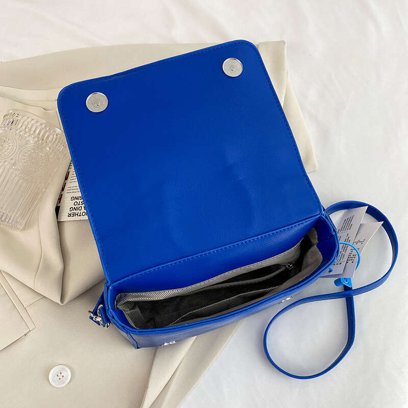 European and American retro motorcycle women's niche design western-style punk style rivet sle shoulder crossbody bag 2024 new casual versatile f