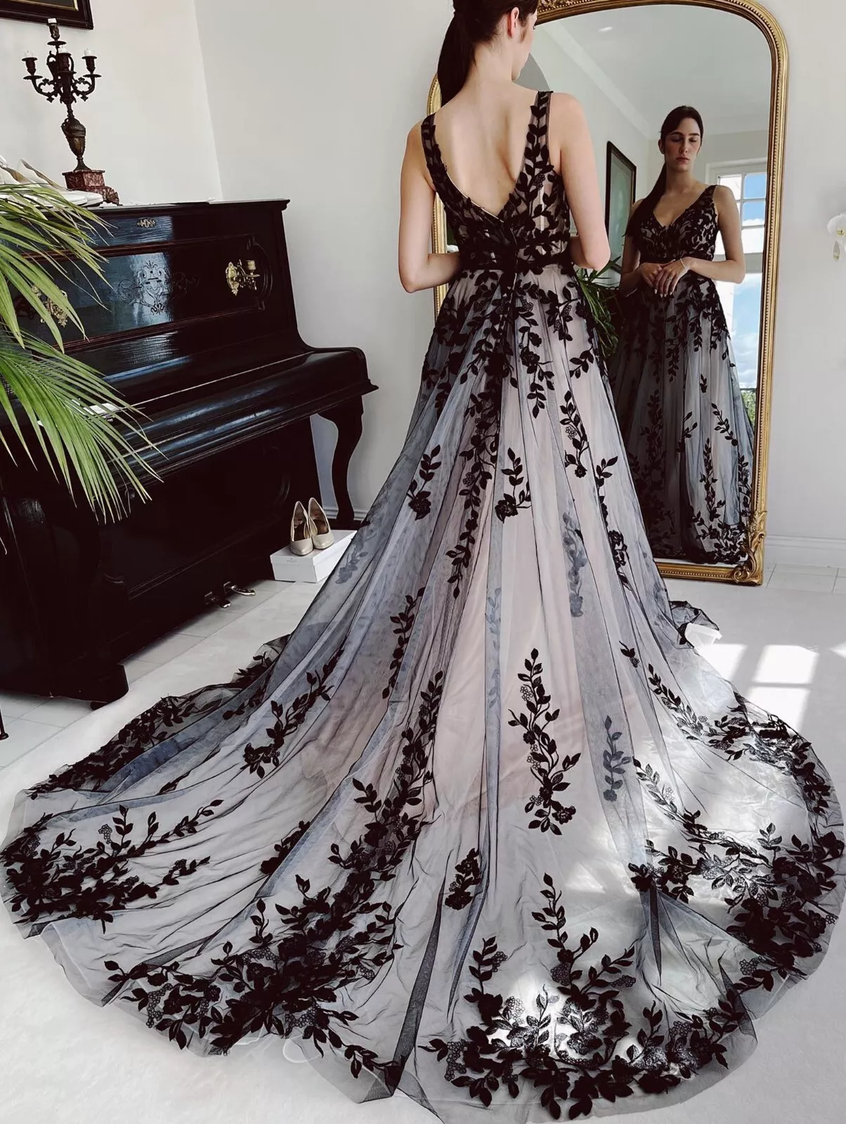 Vintage Black Boho Wedding Dresses Lace Appliques Straps V-Neck Open Back A-Line Long Beach Bridal Gown Champagne Lining Sleeveless Gothic Vestido De 