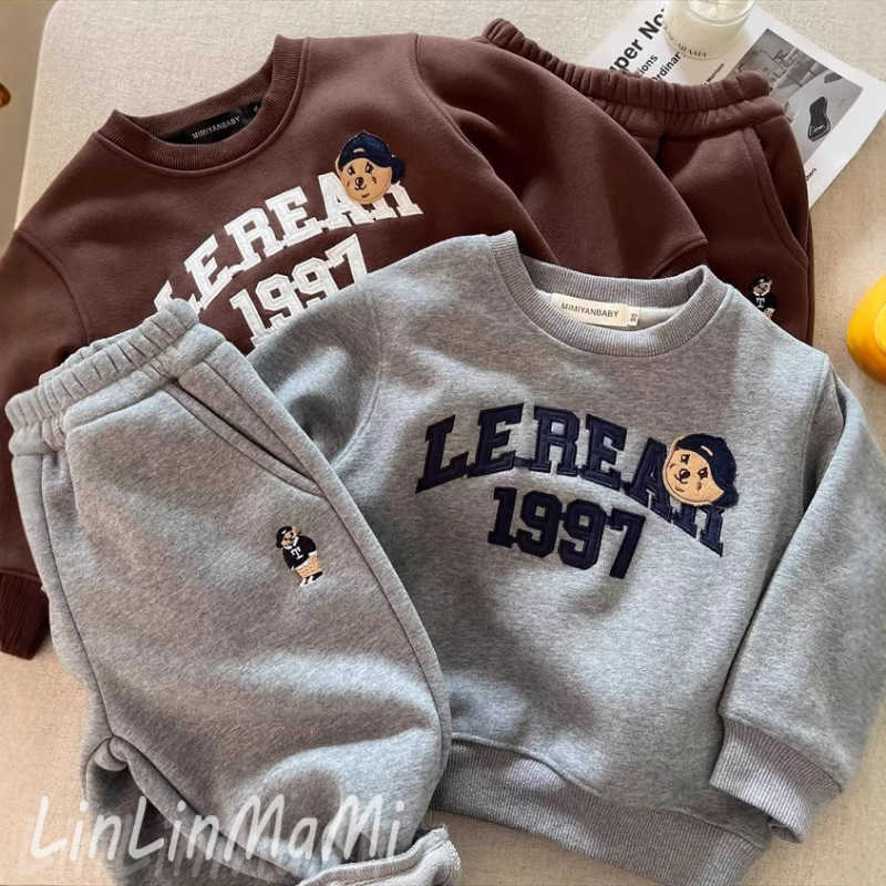Clothing Sets Handsome Childrens Set 2025 Winter Edition Boys Cartoon Bear with Velvet Hoodie Girls One piece Velvet Pants Two piece SetY250227XTHF